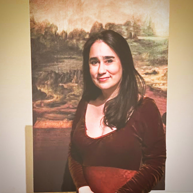 JennyLynBader's tweet photo. With #MonaLisa trending: 1 regret of last spring is never taking a properly lit and posed photo of me in my solo play about her #equallydivine and not videotaping it. (Theatres closed that night we were planning to tape.) But here is a post show smiley moment. #theatre #newplay https://t.co/a9mHnD4BSA