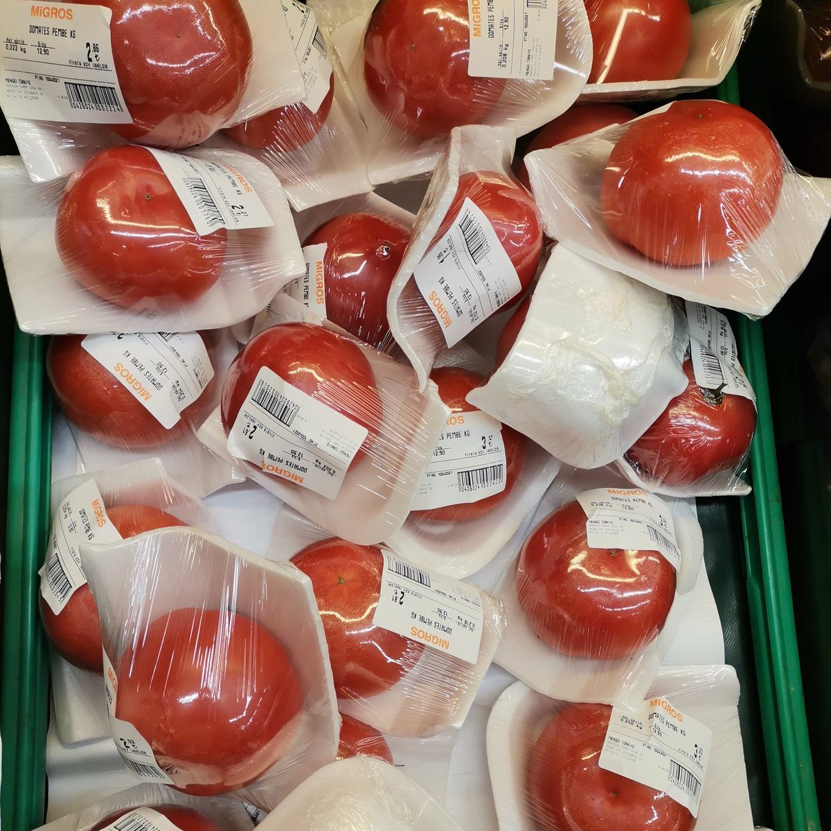 Migros marketlerde tane ile domates satışı sosyal medyada gündem oldu.