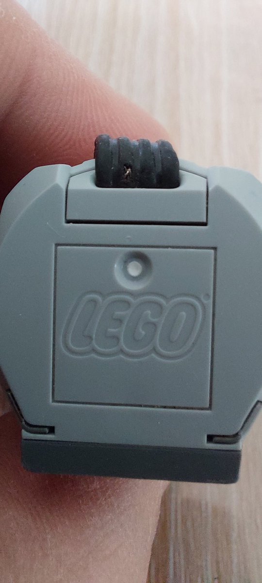 Bonjour <a href="/LEGO_Group/">LEGO</a>. Mon fils adore son moteur... mais une faiblesse fait un faux contact. Que peut-on faire pour le réparer ? Merci pour votre réponse 😊