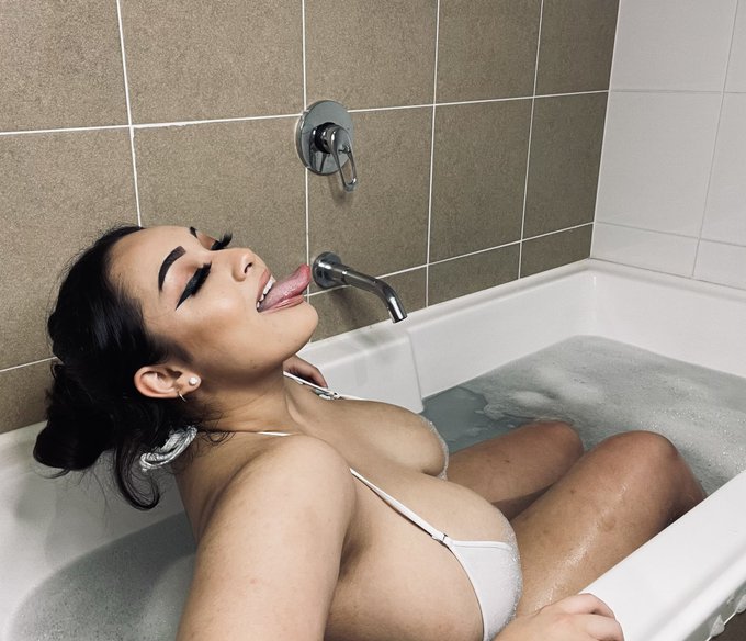 2 pic. You know what to do ;) link in bio #onlyfan #onlyfangirl #onlyfans #follow #model #onlyfanz #sexy