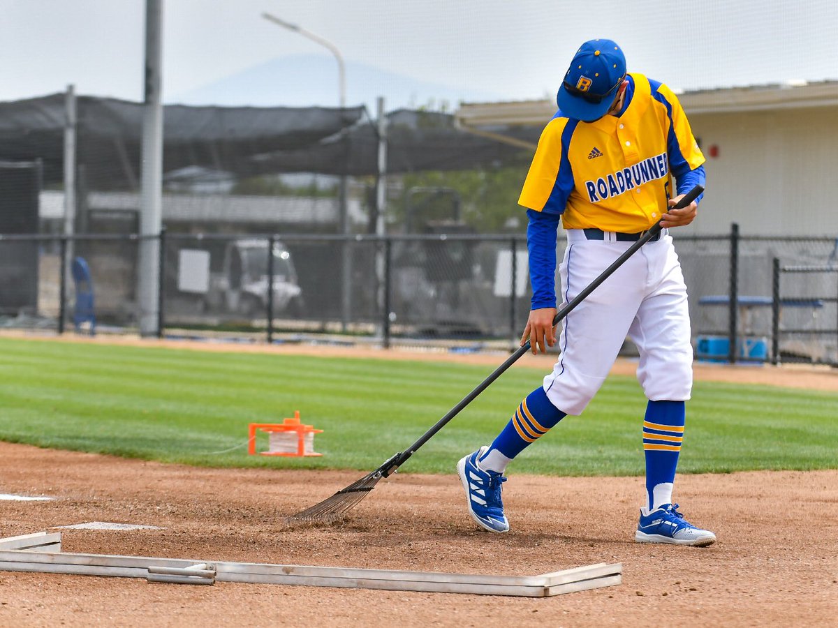 2mduffel's tweet photo. Getting the last minute touch’s added to #HardtField for the final game of the four game series. @CSUB_Baseball vs @ucdavisbaseball
Big shout out to the grounds crew. This field is in awesome shape!
#PlayBall
@CSUBAthletics @BigWestSports @NCAACWS https://t.co/SisGXsDAHl