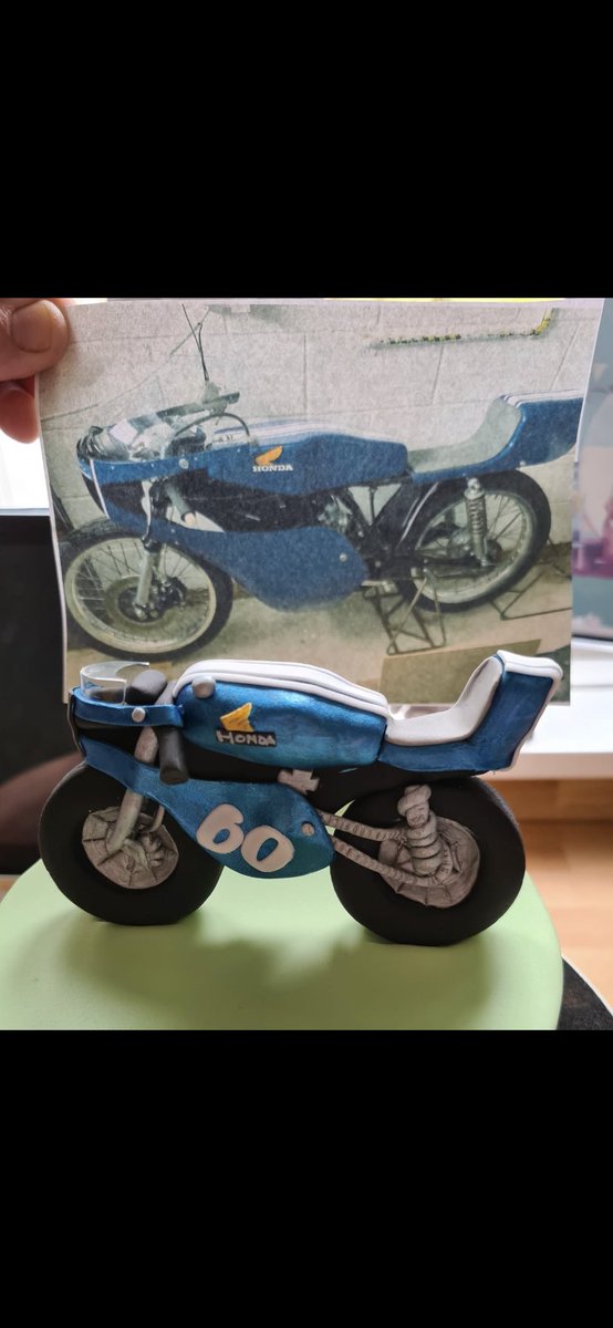 Celebrating my hubby’s 60 birthday today. How cool is this cake? 
This is the first bike he raced aged 18 Cost £800 in 1979 and took 5 years to restore. Always baking sprockets in my oven over the yrs😱 🙏to ⁦<a href="/PaulaJDowling/">Paula Jane Dowling</a>⁩ for spending days perfecting such a masterpiece