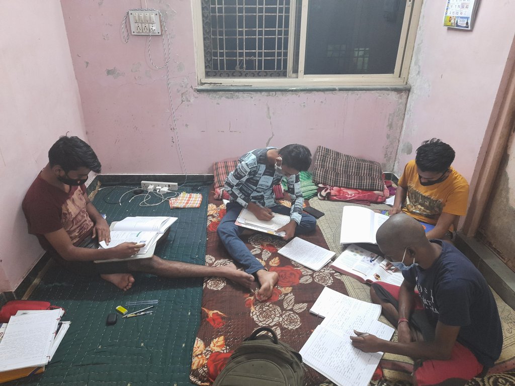 ManikBhatane's tweet photo. ही परिस्थिती चालु आहे वसतिगृहातील मुलांची तरी लवकरात लवकर वैदकीय परीक्षा संदर्भात  निर्णय घ्यावा ही विनंती. सध्याच्या परिस्थितीत मेस बंद,लायब्ररी बंद आहेत तरी थोड्या काळासाठी परीक्षा पुढे ढकलव्या  ही नम्र विनंती..! @CMOMaharashtra @AmitV_Deshmukh @AjitPawarSpeaks @dhananjay_munde https://t.co/v5wZO5fHBP