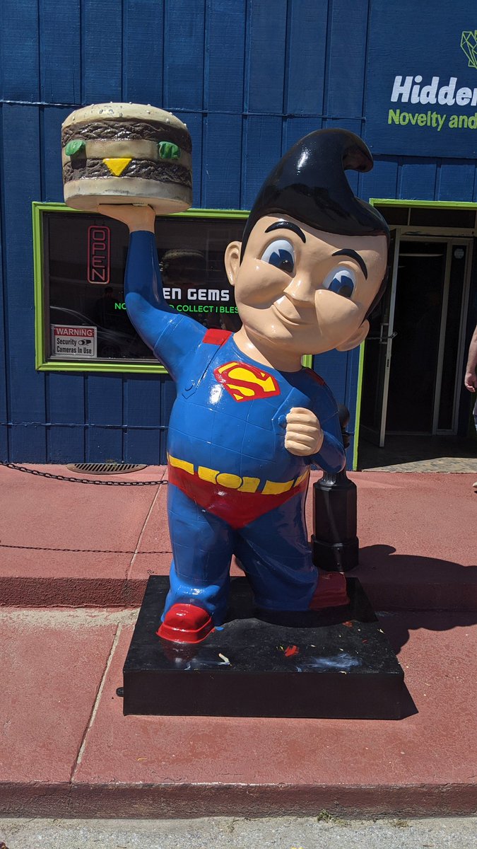 #superbigboy is almost done! 
#Superman #metropolisplanet #metropolisIllinois #hiddengemsnolvelty #metropolismarketstreet #bobsbigboy #art #statue