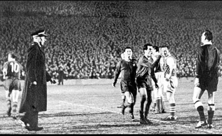 Der #FCBarcelona beschwert sich beim Schiedsrichter, Messestädte-Pokal 1961.