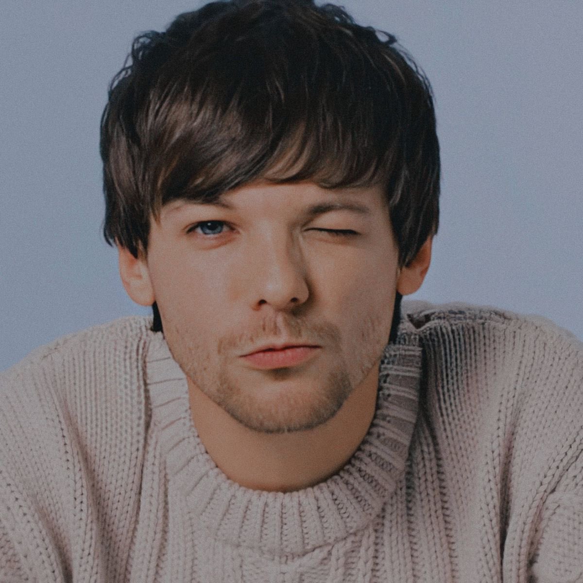 This is a manipulator right? Bcs Louis pulling this face can’t be true but still he looks cute I vote  #Louies for  #BestFanArmy at the  #iHeartAwards