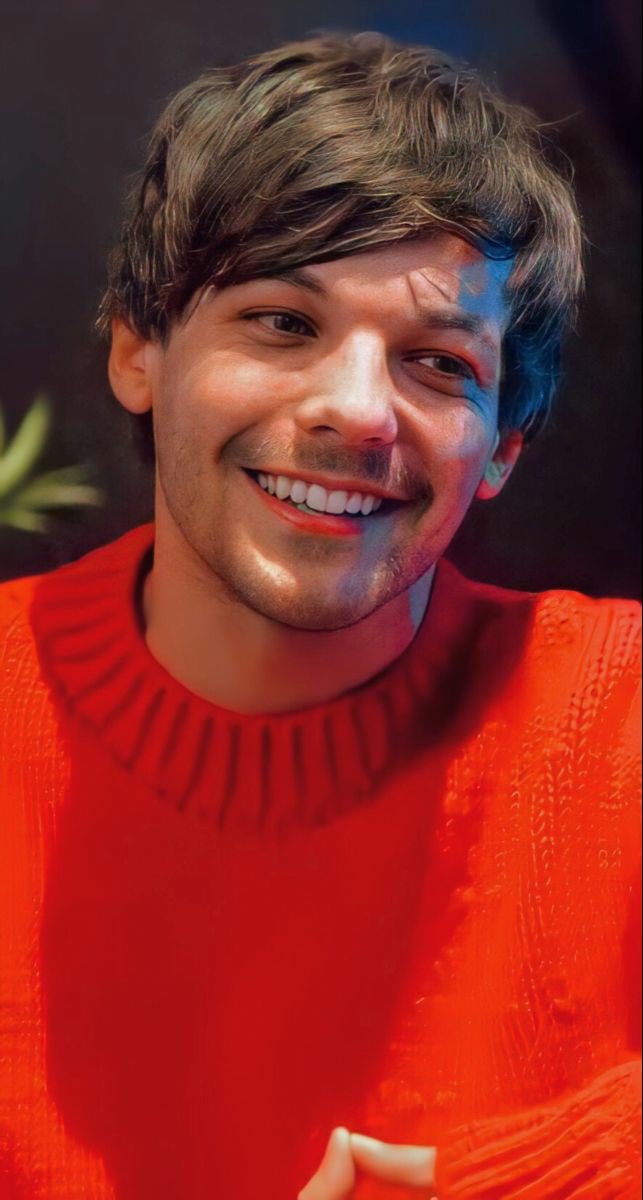 The red sweater looks hella good on him I vote  #Louies for  #BestFanArmy at the  #iHeartAwards