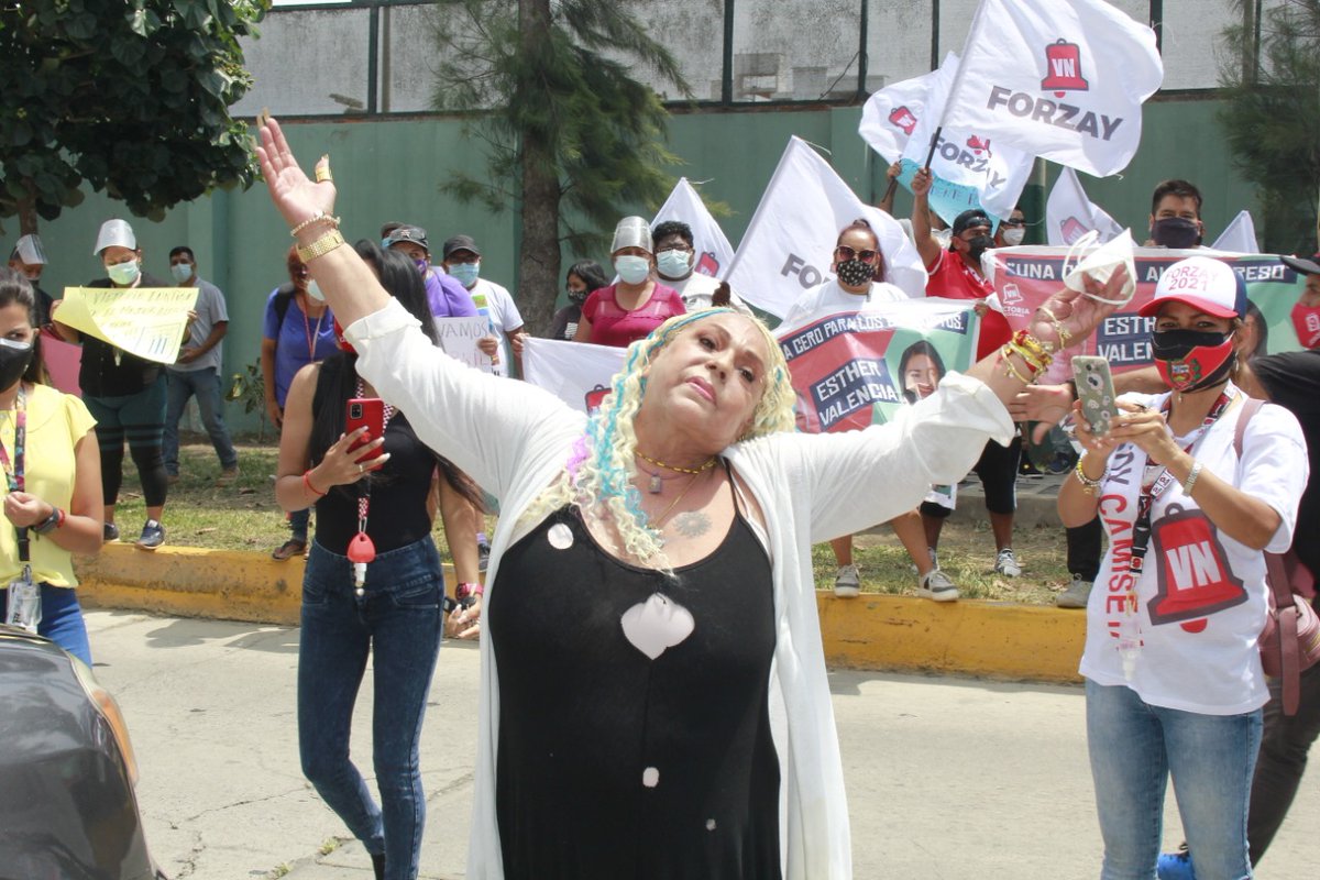 ForsythPeru's tweet photo. El candidato a la presidencia del Perú por #VictoriaNacional, George Forsyth, dijo que: "Gracias Lucía De la Cruz por tus buenos deseos y apoyo. Seguimos avanzando y juntos nada nos detiene 🤜🤛. Contamos con tu apoyo para alcanzar la #VictoriaNacional🔔🇵🇪👊".#MenosFloroMasAccion https://t.co/9zRy3OjEA5