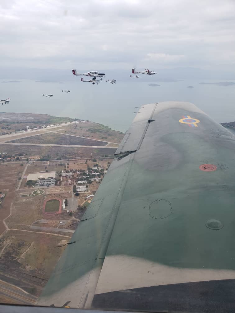 DAO_AMB's tweet photo. El GD @sainfanteitriago Director de la @DAO_AMB junto a los @gea14_escorpiones, y acompañados los #Turpiales @Gea18T surcaron los cielos #Aragüeños verificando el nivel de apresto operacional de nuestras unidades y realizaron vuelo sobre nuestra Alma Mater de la Aviación. https://t.co/kVVe7iKVIL