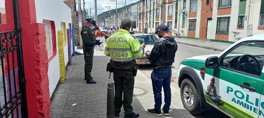 FiscaliaCol's tweet photo. #GELMA de Fiscalía, con apoyo de @ProteccionPonal y @AnimalesBOG, adelanta investigación por hecho registrado en Usaquén, Bogotá, donde una persona intolerante le habría causado la muerte a un perro. Solicitamos apoyo de ciudadanía con información para identificar al responsable. https://t.co/Hz7YyibFFl