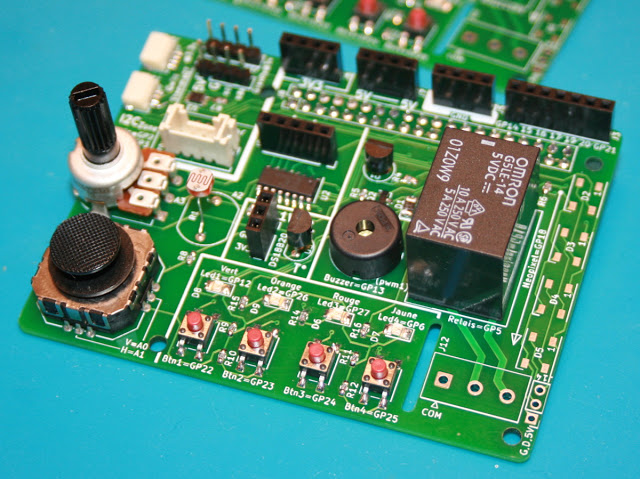 framboise314's tweet image. Grâce à Dominique de MC Hobby le projet #LudikHAT #multifonction @Raspberry_Pi  avance ! Les premiers protos sont pratiquement terminés. Un bon outil d&apos;apprentissage qui sera bientôt disponible. Pour en savoir plus : arduino103.blogspot.com/2021/03/ludik-… et framboise314.fr/bientot-une-ca…