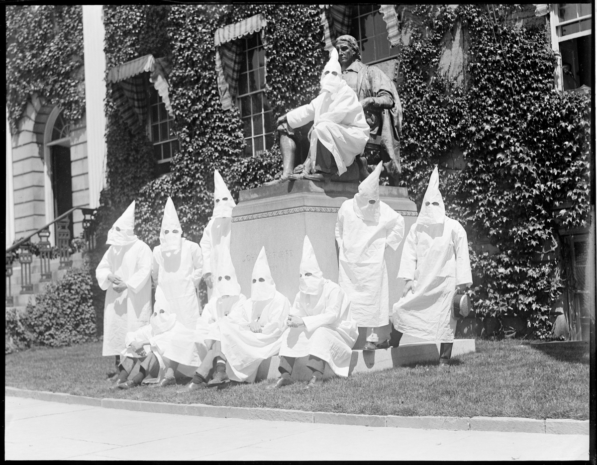 The Harvard Crimson's  @simonjlevien exposed the long-hidden and protected history of the KKK at Harvard, including a cross-burning that was treated as a prank  https://www.thecrimson.com/article/2021/3/25/harvard-klan-scrut/ 2/5