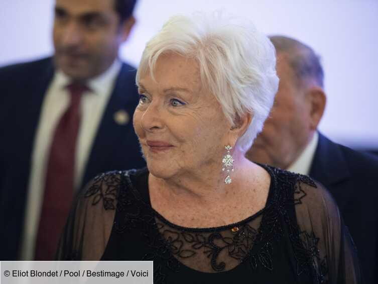 voici's tweet image. Line Renaud parle sans tabou de la mort : "Je suis étonnée d'être encore là" bit.ly/3g5c41A