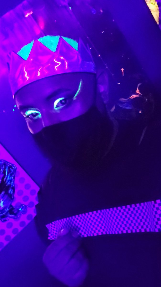 MeowMeow0408's tweet image. Final bday weekend outfit! 🎂✌️😋
Crown: @EyeHunee 
Crop top: @Marek_Richard
Pants: Custom made by Kevin Arnett / KingslandCollective. 
Makeup: Three Cheers for Sweet Revenge palette from @HipDotCosmetics and Ka-Boom! electric shine pigment from @litcosmetics