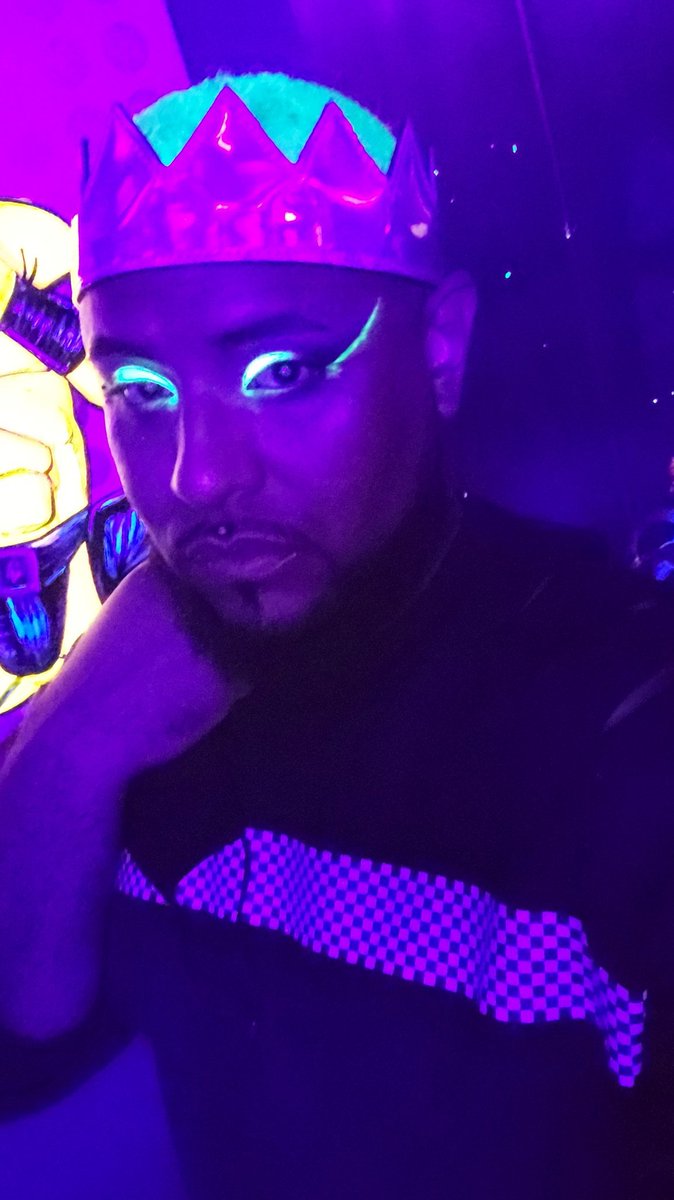 MeowMeow0408's tweet image. Final bday weekend outfit! 🎂✌️😋
Crown: @EyeHunee 
Crop top: @Marek_Richard
Pants: Custom made by Kevin Arnett / KingslandCollective. 
Makeup: Three Cheers for Sweet Revenge palette from @HipDotCosmetics and Ka-Boom! electric shine pigment from @litcosmetics