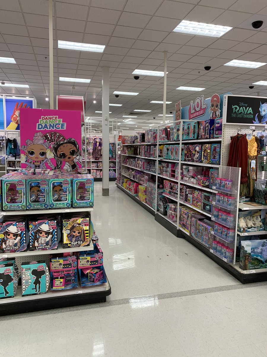 kurtdgriebel's tweet image. I wish my Twitter game technical skills were better because I have a lot more pics where these came from this morning! Store looks smashingly elegant today♥️🎯😀 @PaigeWatson_TGT @RobSpringer @Samantha_TGT @KD_Kline @Le_Hulett @Alicia_Michel21 @natelane39 @TargetTess