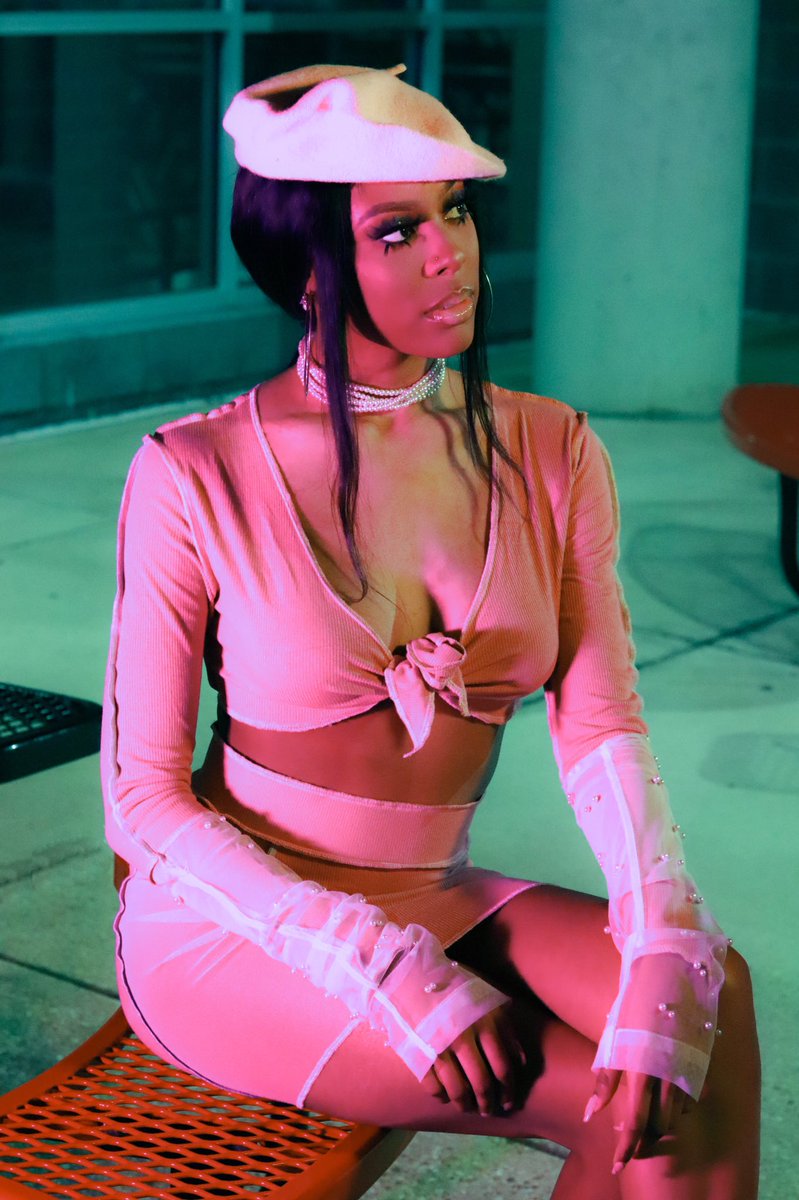 RTAProductionss's tweet photo. G(irl) 
Photography: @BretttTheArtist 
Creative Direction: @___TOXICology 
Makeup @ angeliqueraynell  (on ig) 

#respectheartist #respecttheartistproductions https://t.co/geB5zsxj0K