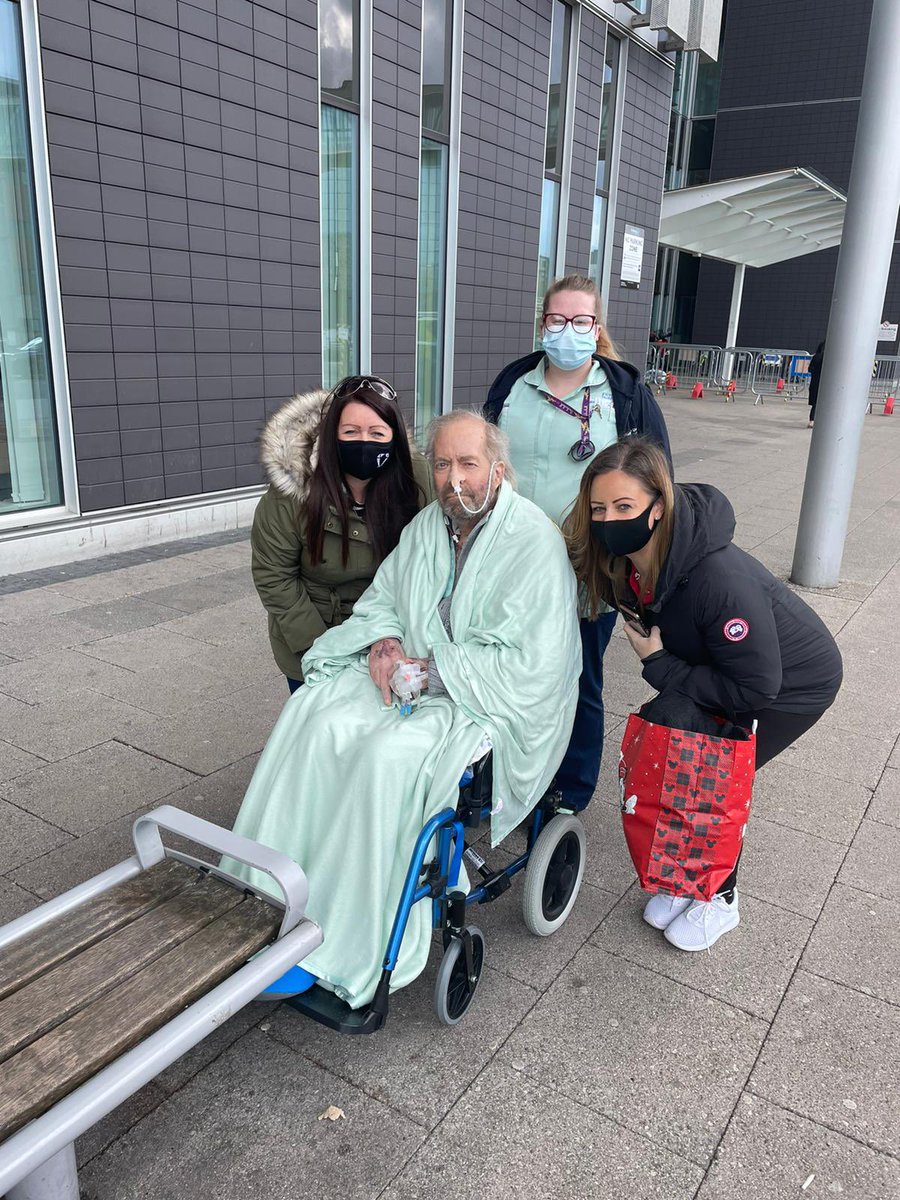Aliaustinxx's tweet photo. Sunshine and a breath of fresh air ☀️Snuggled up in his blanket for an emotional afternoon for our lovely patient and his daughters♥️♥️    @CSScritcare @MFT_CSS  @_CharAllen @MFT_PatientExp  *Photo shared with patients consent* https://t.co/wchju3mhzG