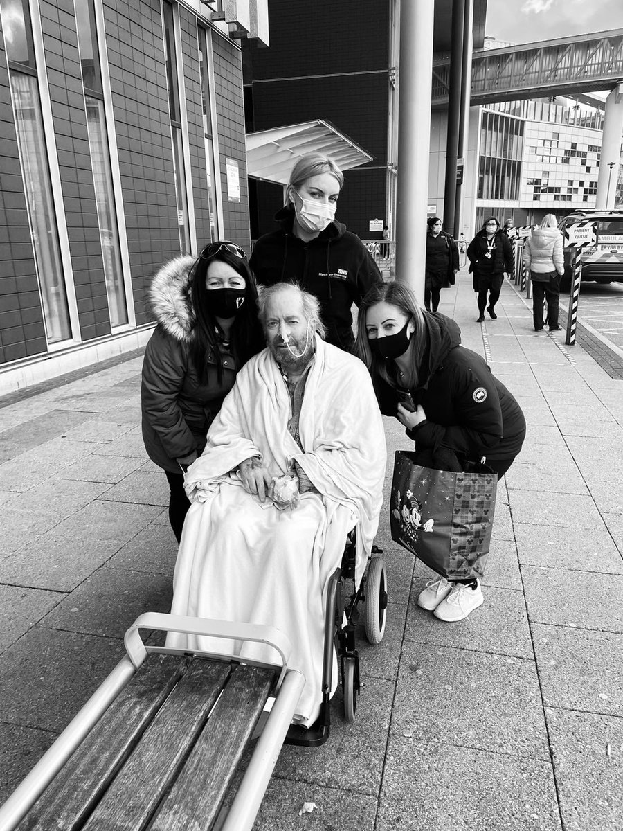 Aliaustinxx's tweet photo. Sunshine and a breath of fresh air ☀️Snuggled up in his blanket for an emotional afternoon for our lovely patient and his daughters♥️♥️    @CSScritcare @MFT_CSS  @_CharAllen @MFT_PatientExp  *Photo shared with patients consent* https://t.co/wchju3mhzG