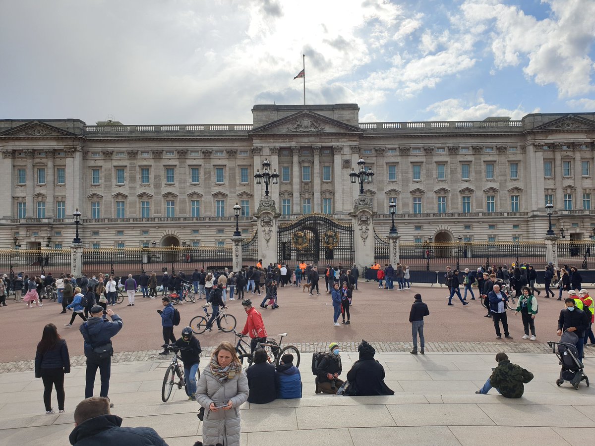 8clairerenee's tweet photo. #LondonScenes Tributes pouring in outside Buckingham Palace for HRH The Duke of Edinburgh. The "strength and stay" of Her Majesty The Queen for over 70 years of marriage. May he rest in peace 🕊️ https://t.co/FDj7gWnPlq