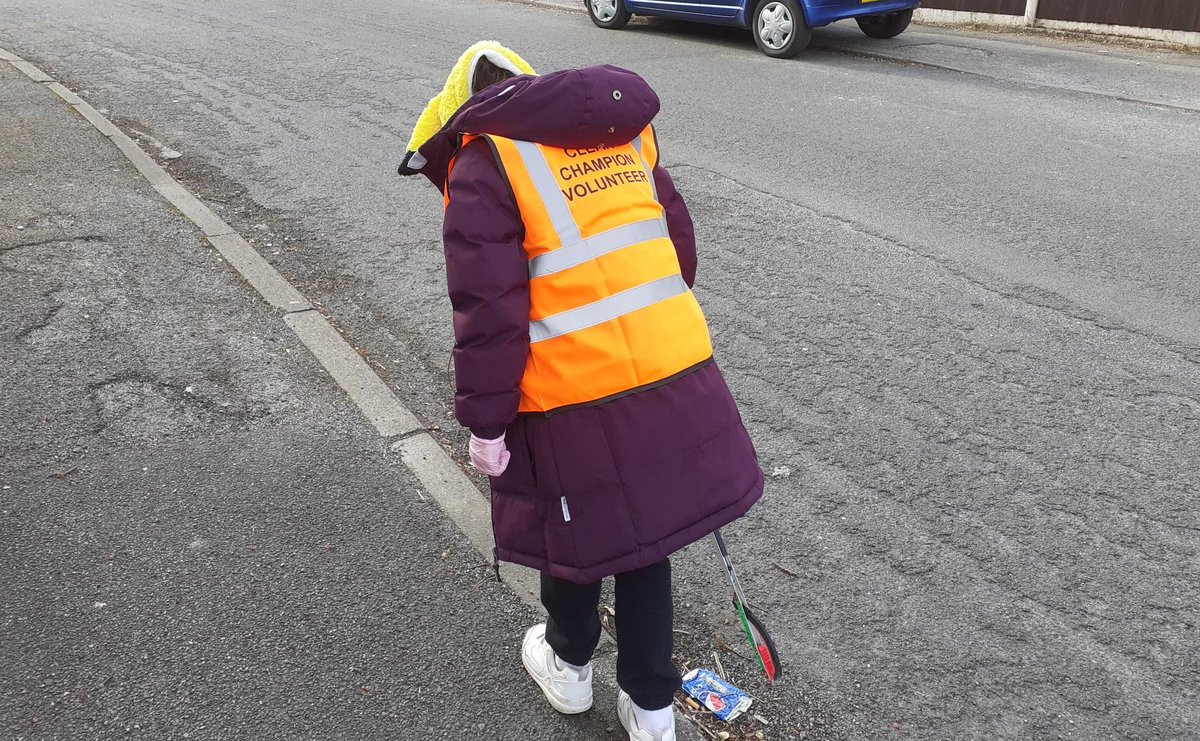 My 6-year-old clean champion volunteer doing her bit for the environment and keeping our streets clean with her dragon litter picker! <a href="/MyNottingham/">🏹 My Nottingham</a> @cllrRLangton