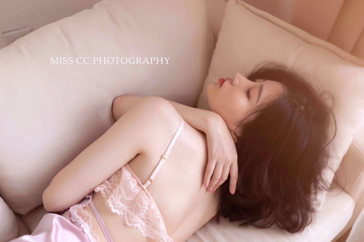 喜欢独处 
因为不用费力使自己显得有趣 ​​​

摄影/@misscc520 

#私房 #摄影 #写真 #人像 #成都 #photography #portraitphotography 
投稿@305051993G @mumu537 https://t.co/kE2xZVmArj