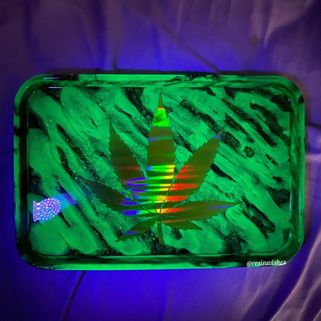 ResinWishes's tweet photo. Pot Leaf Rolling Tray for my uncle part 1 😝🍃. The green used is fluorescent, so it glows under UV backlight.
#resintray #rollingtrays #resinweed #resinobsession #resinartist #resinartwork #resinshop #resinfoils #resinbusiness #resinepoxy #weedtray #fluorescentart #potleaf https://t.co/UgmZ3aiaGo