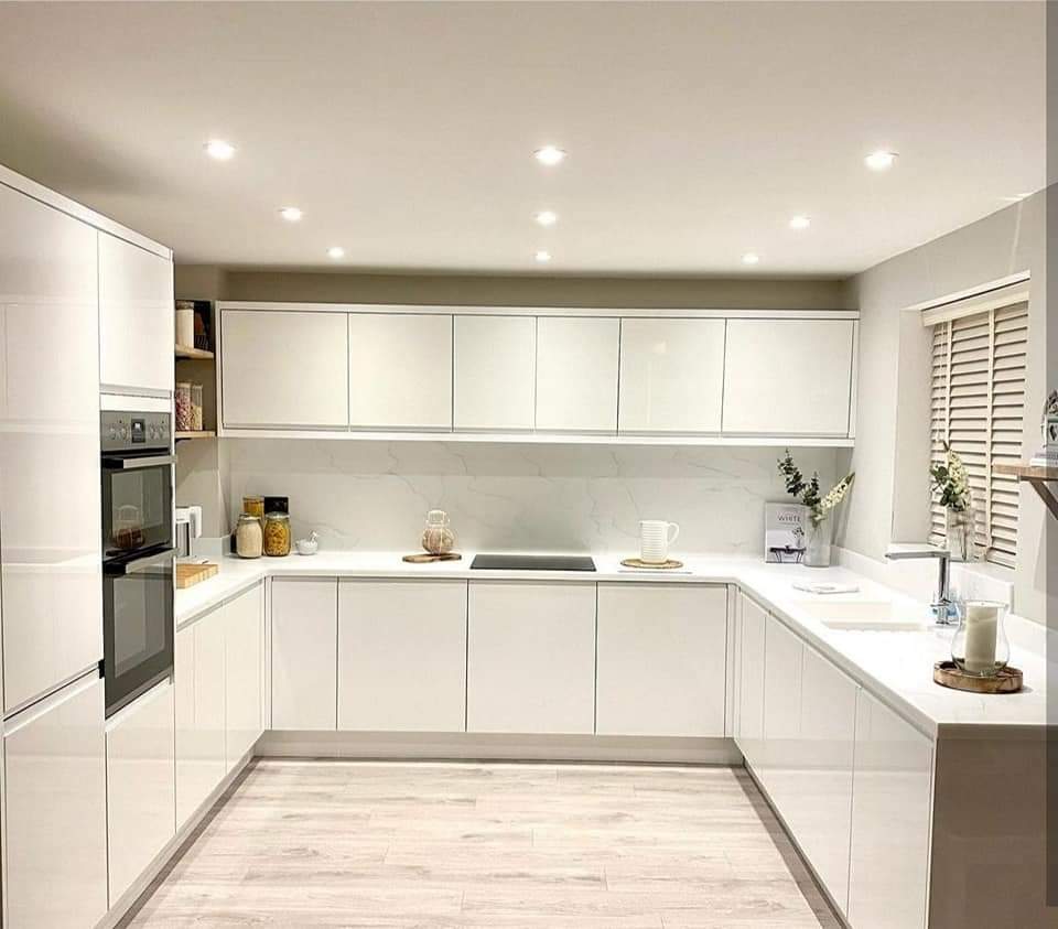 HawdonSurfaces's tweet image. BEFORE &amp;amp; AFTER

Dark Laminate worktops changed to Cotton  seamless sink, full height splashback and again going seamlessly up and into the window sill.
What a difference!😍
@UKStaron

#HawdonWorkSurfaces  #WorktopTransformation #SolidSurface #Seamless #Luxury