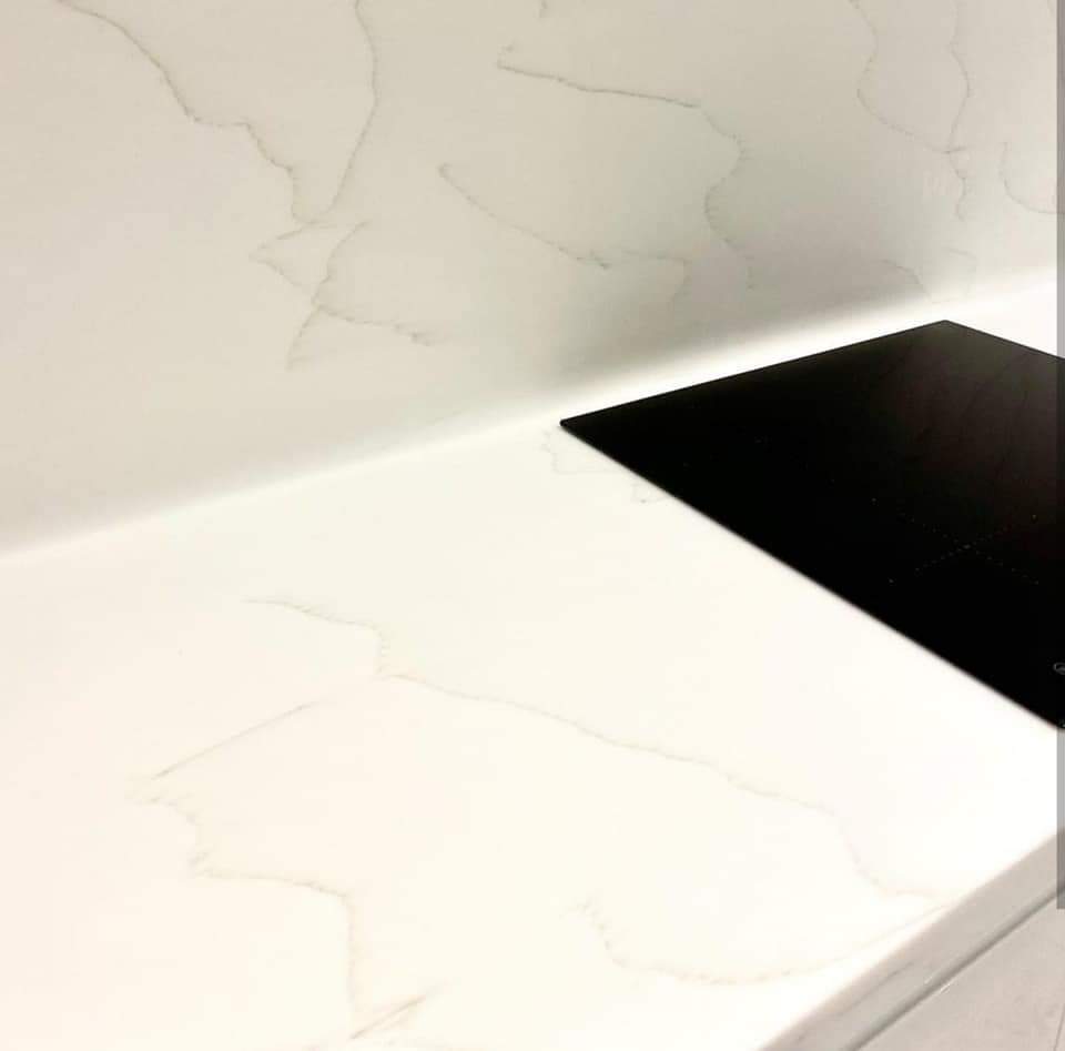 HawdonSurfaces's tweet image. BEFORE &amp;amp; AFTER

Dark Laminate worktops changed to Cotton  seamless sink, full height splashback and again going seamlessly up and into the window sill.
What a difference!😍
@UKStaron

#HawdonWorkSurfaces  #WorktopTransformation #SolidSurface #Seamless #Luxury