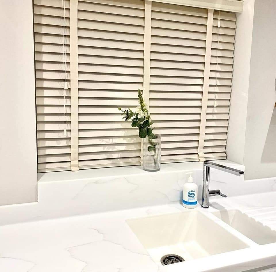 HawdonSurfaces's tweet image. BEFORE &amp;amp; AFTER

Dark Laminate worktops changed to Cotton  seamless sink, full height splashback and again going seamlessly up and into the window sill.
What a difference!😍
@UKStaron

#HawdonWorkSurfaces  #WorktopTransformation #SolidSurface #Seamless #Luxury