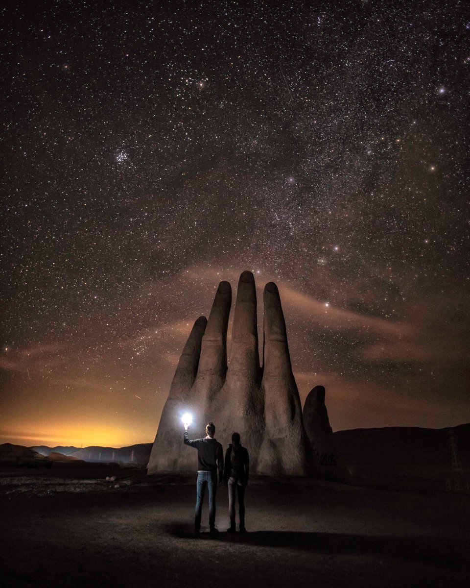 NaoCasanova's tweet photo. Pienso que el escultor chileno Mario Irarrázabal creó la MANO EN EL DESIERTO de Atacama para que la gente pudiera sacar fotos como esta. https://t.co/6cwnxQzM8d