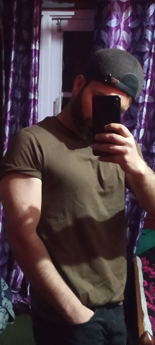 UmarReshi's tweet photo. That feeling when small fits u perfectly and u still look massive https://t.co/FKtkvped6f