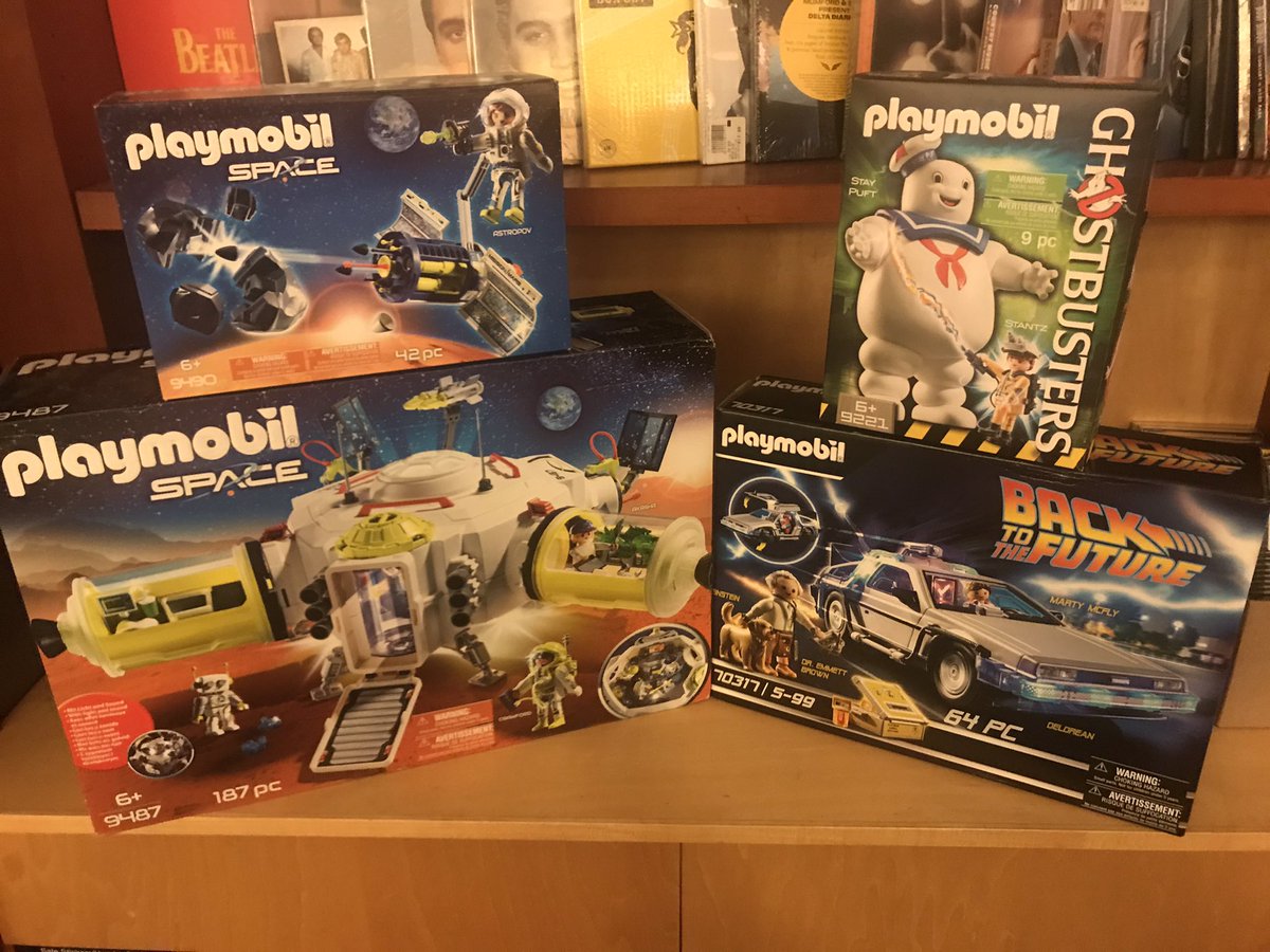 BNfayar's tweet photo. Sunday Funday is here again, and oh wow isn’t it a beautiful day 🤩 check out these cool new Playmobile sets we got in! We also have mini guitars if today is the day you want to learn some new rock n roll riffs 😎 #bnfayar #barnesandnoble #sundayfunday #playmobile #guitar #rock https://t.co/bPnsf3CUEk
