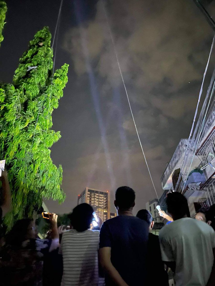 White_tmmp's tweet photo. #FlashlightStrike in KabarAye, Yangon.
We will search for the fallen heroes in the night sky with flashlight
The stars will shine on the earth #WhatsHappeningInMyanmar #Apr11Coup https://t.co/G6ktZukvov
