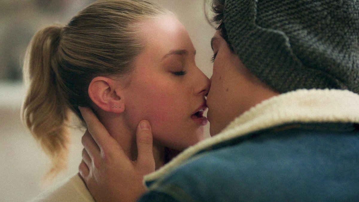 bugheadfiles's tweet image. their first kiss #riverdale