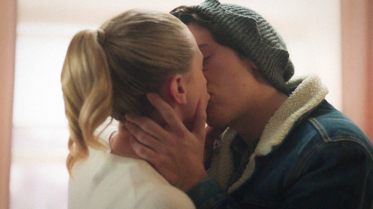 bugheadfiles's tweet image. their first kiss #riverdale