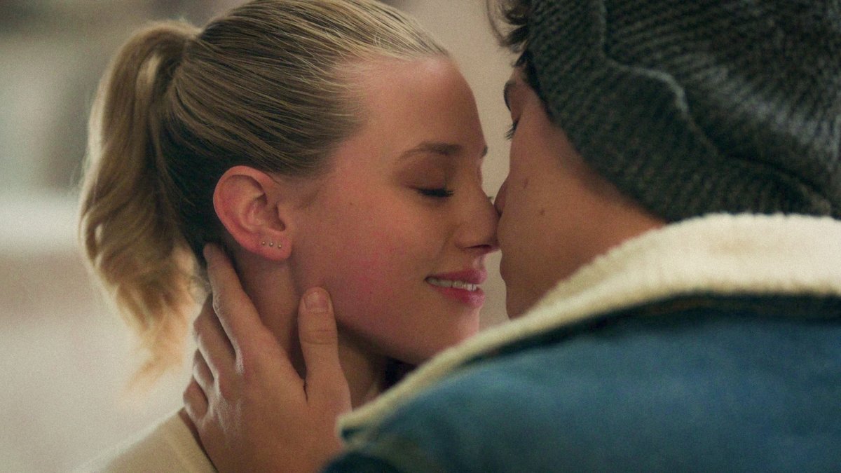bugheadfiles's tweet image. their first kiss #riverdale