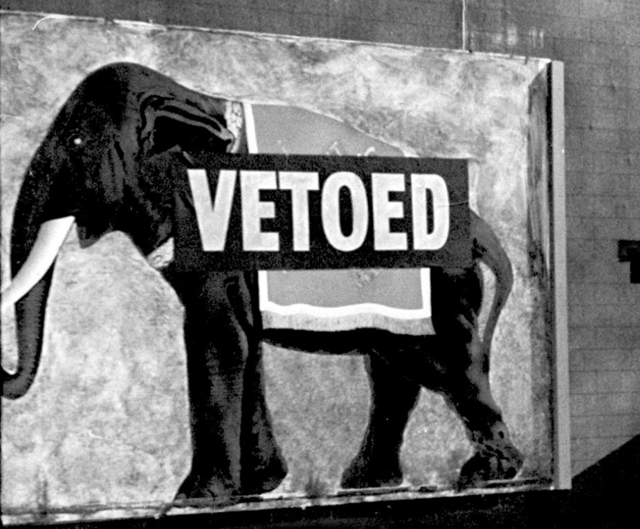 Here it is again next to this zoomed in production still. Compare the two. You can clearly make out the ‘ NT ’ of ‘Elephant’, the ‘ ‘S ’ of ‘Fremlin’s’ and the ‘ AL ’ of ‘Ale’ creeping out from behind the VETOED sticker.A definite match!