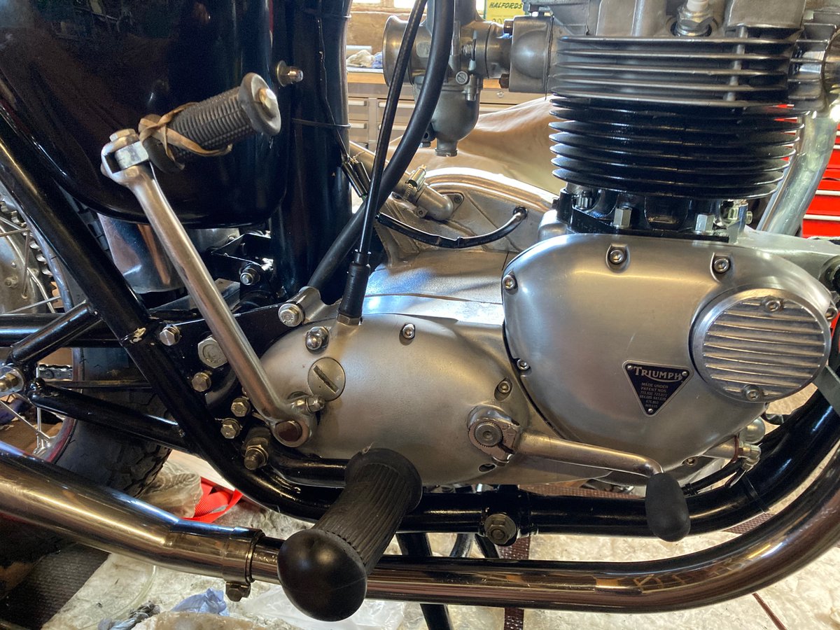 SbSteveb160's tweet image. That’s the engine rebuild complete on the 1973 triumph TR7V 750 twin. Can anyone guess why I put a strong elastic band on the kick start when the fitting the gearbox cover?