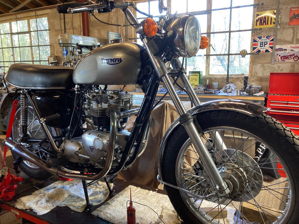 SbSteveb160's tweet image. That’s the engine rebuild complete on the 1973 triumph TR7V 750 twin. Can anyone guess why I put a strong elastic band on the kick start when the fitting the gearbox cover?