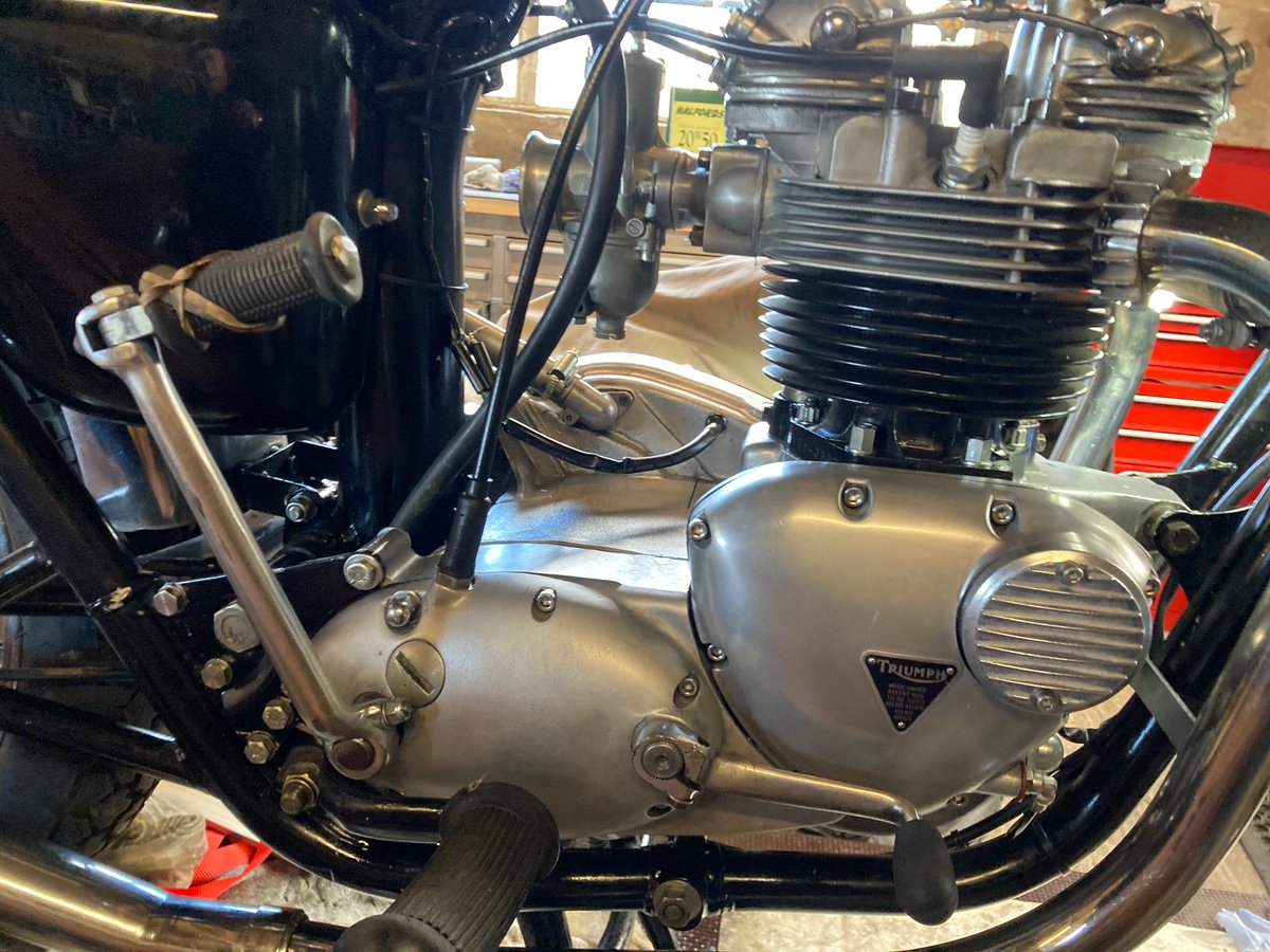 SbSteveb160's tweet image. That’s the engine rebuild complete on the 1973 triumph TR7V 750 twin. Can anyone guess why I put a strong elastic band on the kick start when the fitting the gearbox cover?
