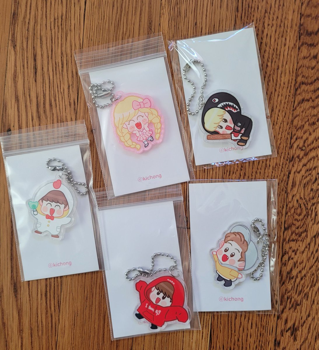 itzmeGS's tweet photo. Thanks @97linerGOs for holding the kichong mark keyring GO.
Just received the keyrings and they are so perfect! 😍
Thank you @kichong_igot7 for the lovely designs. 😊
#97proofs https://t.co/Ji913hcUr1