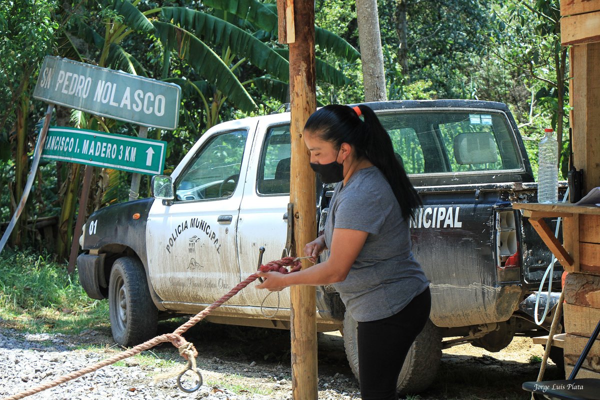 jlplatafoto's tweet photo. Sin importar la decisión apresurada de cambiar a #semáforoverde en #Oaxaca, comunidades de la Sierra Norte  #Guelatao #SanPedroNolasco y #SantiagoXiacuí seguirán con sus filtros sanitarios y con paso restringido para evitar contagios del #Covid-19 #CuidemosDeTodos #MiTierra https://t.co/q4eb4FrKVh