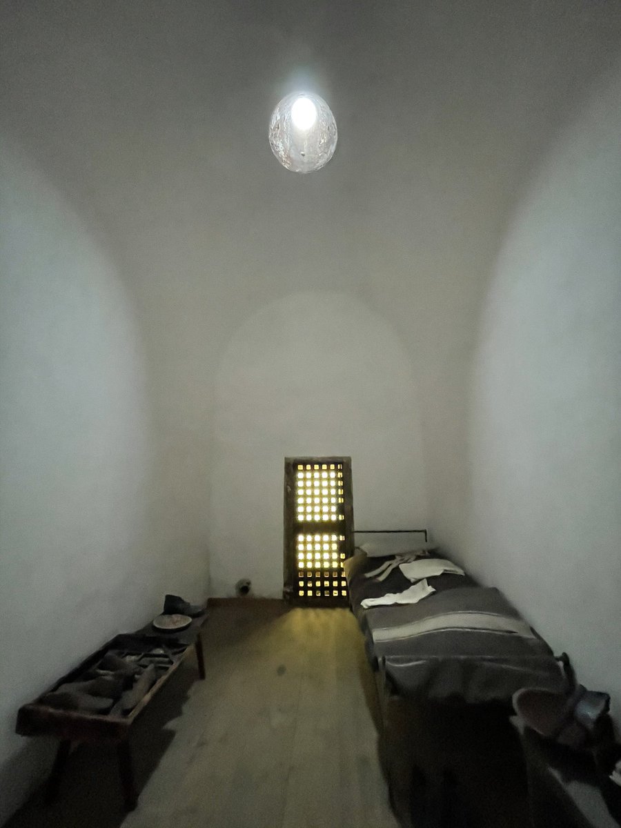 The Eye of God window to the sky in a solitary cell at Philly’s Eastern State Penitentiary. – bei  Eastern State Penitentiary