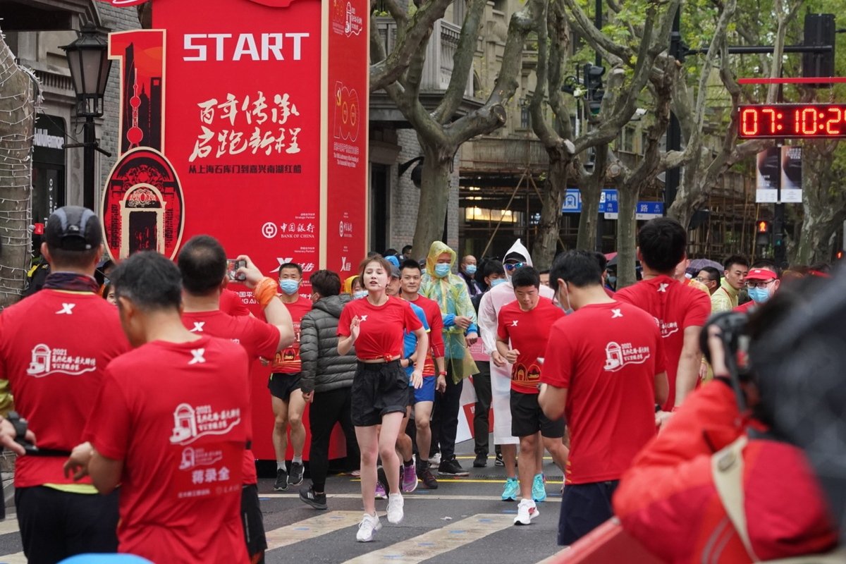 ChinaDaily's tweet photo. Despite the drizzle, a hundred marathon runners gathered in downtown #Shanghai on Sunday morning for a running event held to celebrate the centenary of the Communist Party of China.
#CPC100 https://t.co/myOnFuPHxZ https://t.co/tuvdTHND2y