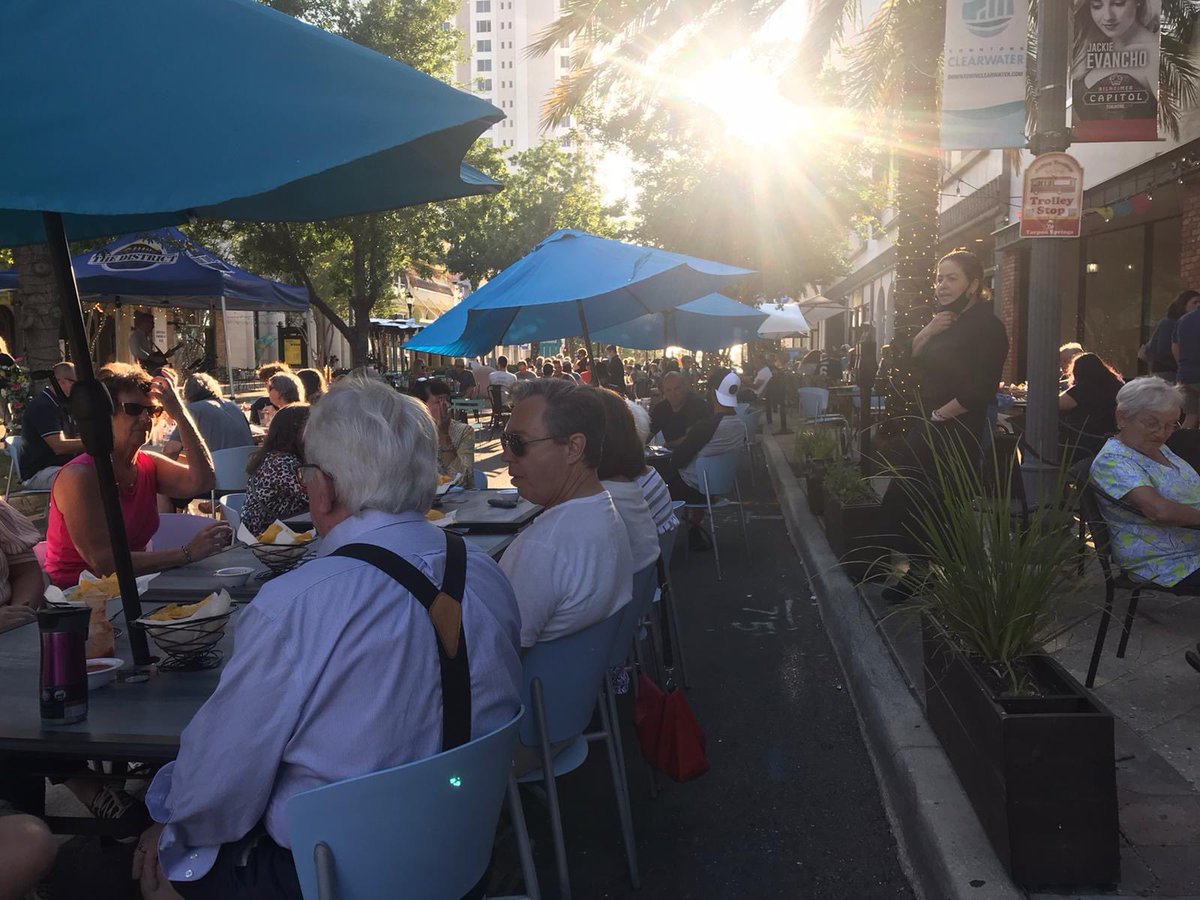 VeritasVoyages's tweet image. A photo sent to me a short while ago.  Today in Florida. 

No distancing or masks and no nonsense. 

People of the U.K. ... PLEASE TAKE NOTE. 

There is no justification for any measures here whatsoever!