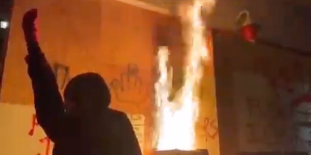 GrassRootRevolt's tweet photo. Antifa sets fire to Portland ICE facility trapping officers inside https://t.co/NHKX5EfLKz https://t.co/E6xZwB7AgA
