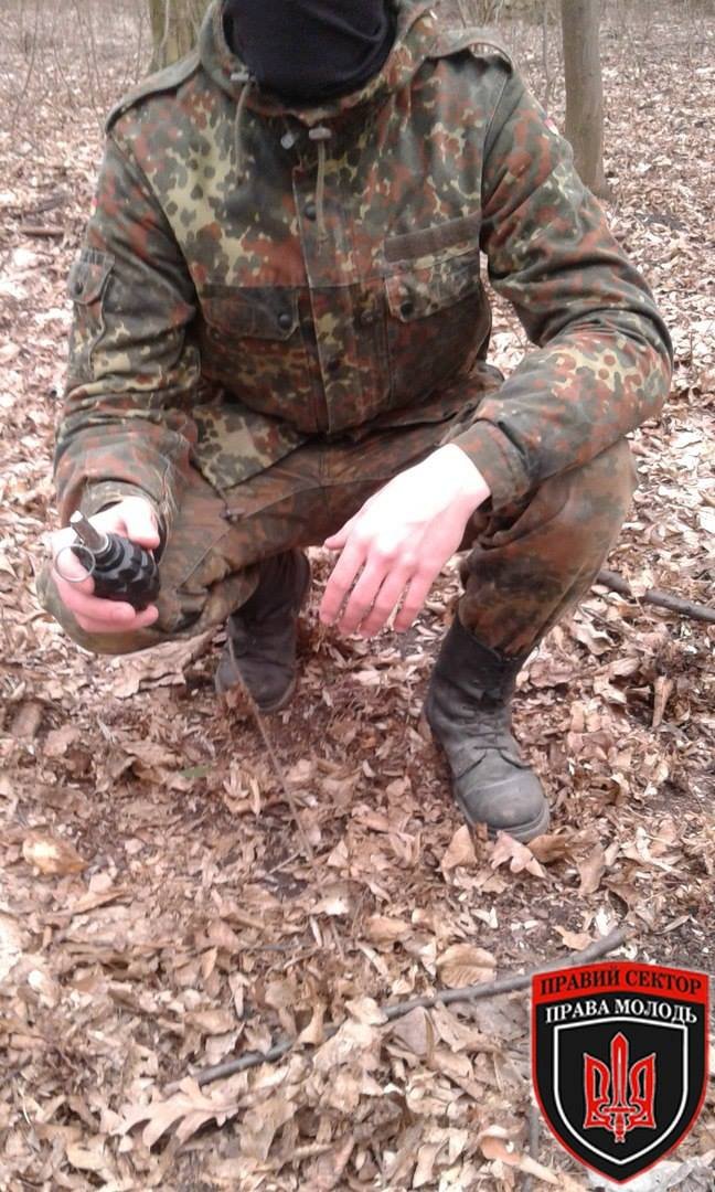 TerrorWaron's tweet photo. "What are #Bundeswehr uniforms doing in training camps for school children,of the right-wing sector (#PravySector) in #Ukraine"? #childsoldiers #Fascism #Ukraine #Germany https://t.co/OGIjmOc7ec