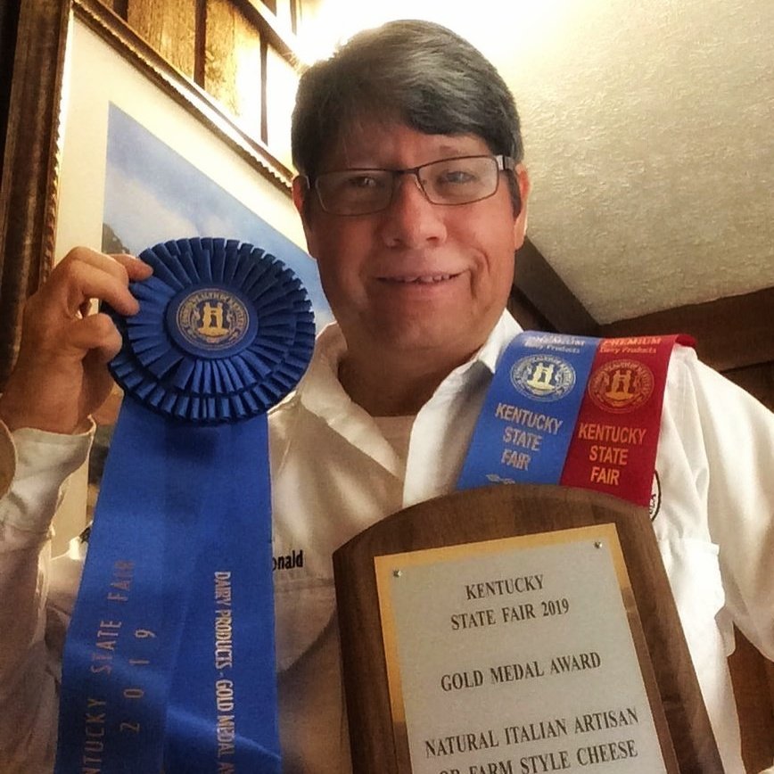 quesosV's tweet photo. 1/10 Es venezolano, sus quesos fueron  premiados en la feria Kentucky State Fair de los años 2018 y 2019,  inventor de equipos para la industria quesera y creador de un queso instantáneo  que presentará al mercado estadounidense en las ferias de primavera 2021. https://t.co/2JRxieq459