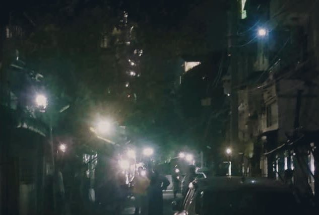 ElisaM202's tweet photo. Flashlight strike In Yangon. Photo credit to original uploader #FlashStrike #FlashLightStrike #WhatsHappeningInMyanmar #Apr11Coup https://t.co/0GiQdfha5X